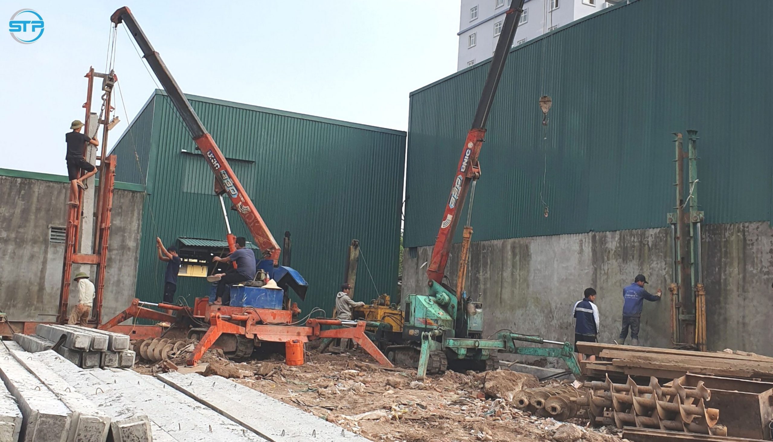 Hình ảnh tại công trình đội ép cọc bê tông chuyên nghiệp đang thi công ở Hà Nội